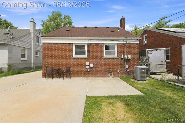 17612 Sprenger Avenue, Eastpointe, MI 48021