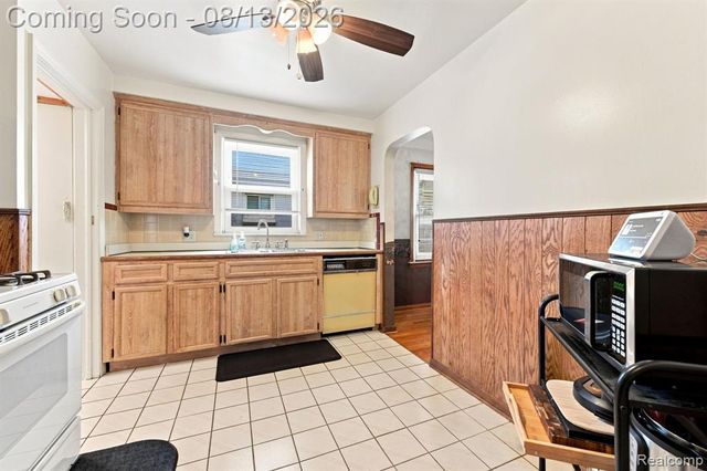 17612 Sprenger Avenue, Eastpointe, MI 48021