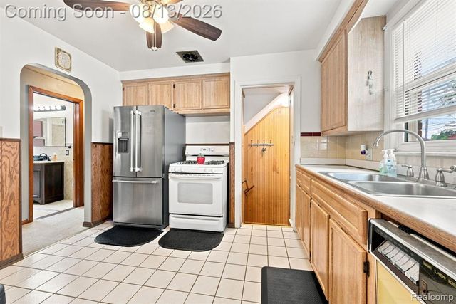 17612 Sprenger Avenue, Eastpointe, MI 48021