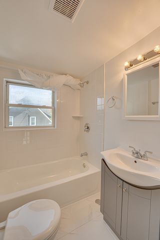 570 5TH Avenue, Aurora, IL 60505