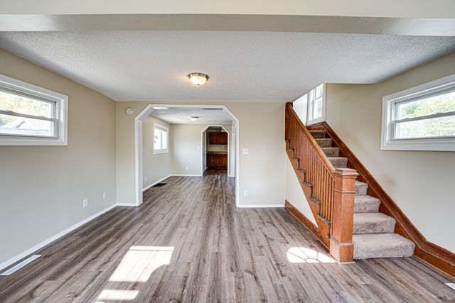 570 5TH Avenue, Aurora, IL 60505