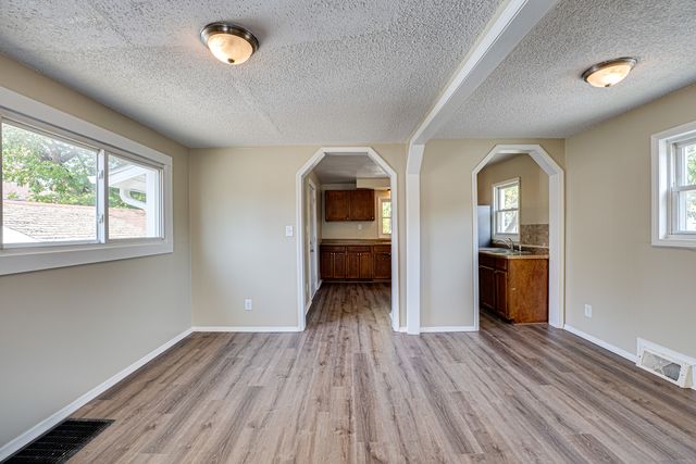 570 5TH Avenue, Aurora, IL 60505