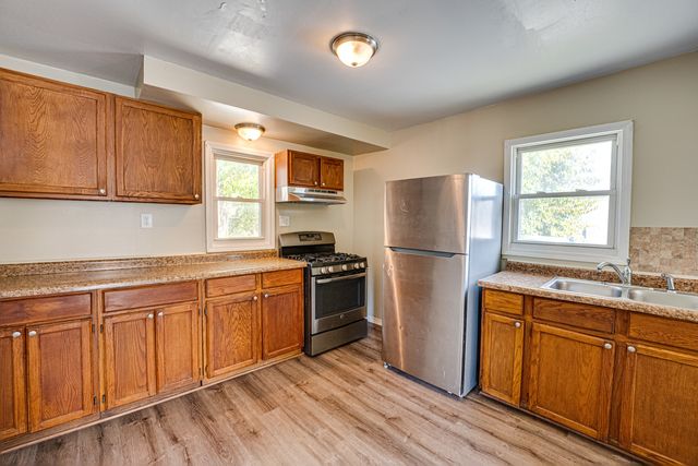 570 5TH Avenue, Aurora, IL 60505