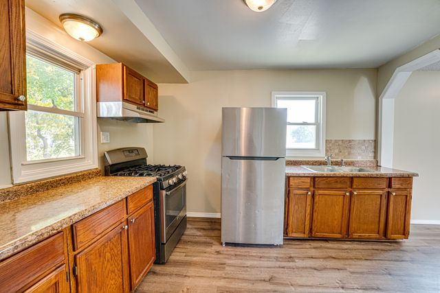 570 5TH Avenue, Aurora, IL 60505