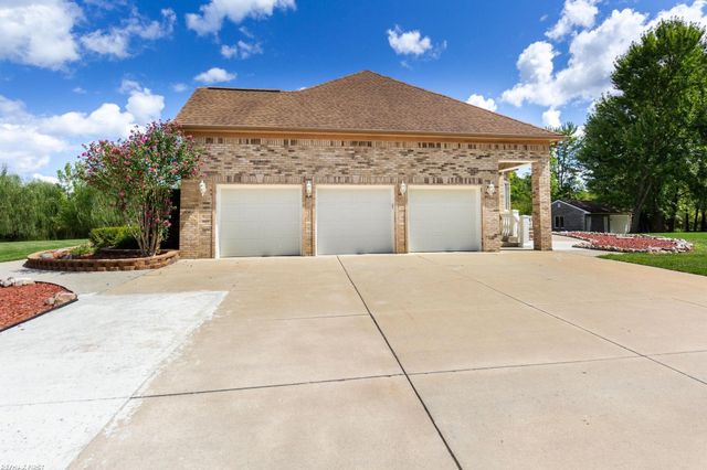 400 E Romeo Road, Oakland, MI 48363