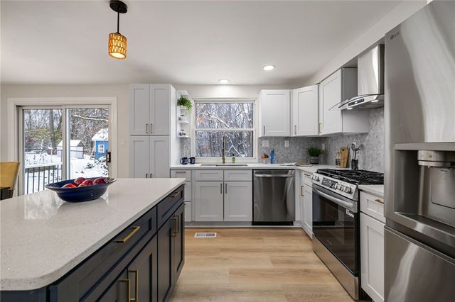 108 Mifflin Hills Dr, West Mifflin, PA 15122