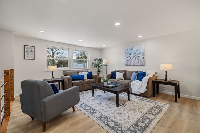 108 Mifflin Hills Dr, West Mifflin, PA 15122