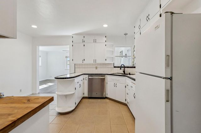 1215 W Walnut St, Lodi, CA 95240