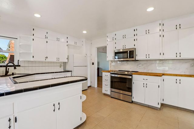 1215 W Walnut St, Lodi, CA 95240