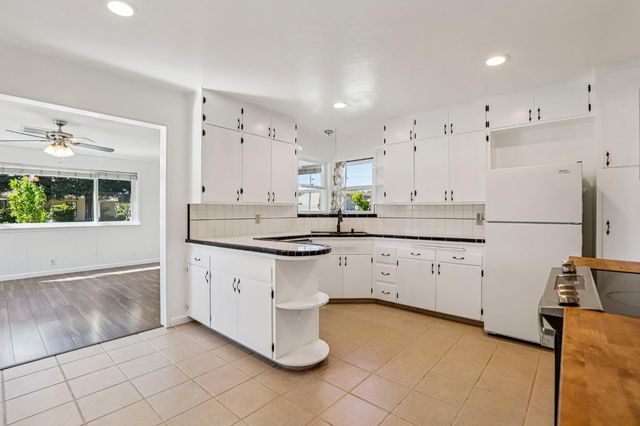 1215 W Walnut St, Lodi, CA 95240