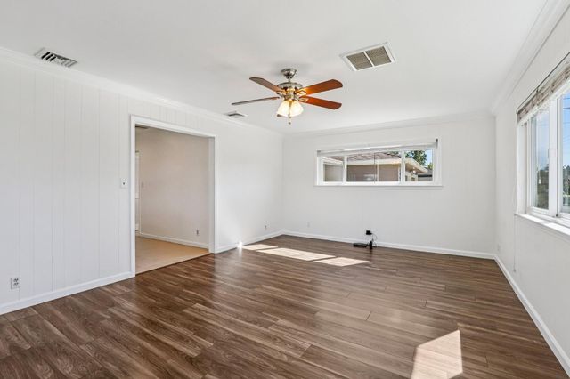 1215 W Walnut St, Lodi, CA 95240