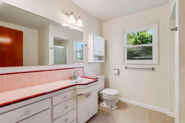 1215 W Walnut St, Lodi, CA 95240