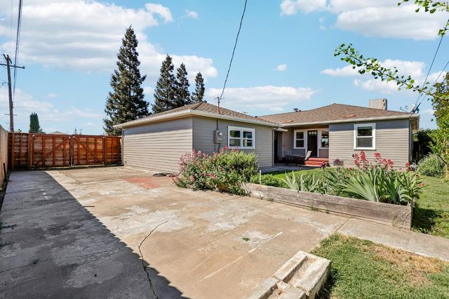 1215 W Walnut St, Lodi, CA 95240
