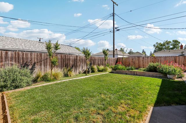 1215 W Walnut St, Lodi, CA 95240