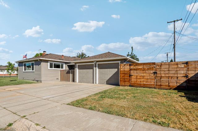 1215 W Walnut St, Lodi, CA 95240