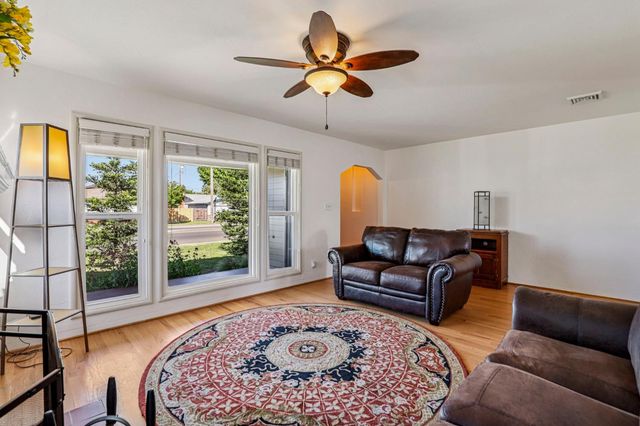 1215 W Walnut St, Lodi, CA 95240