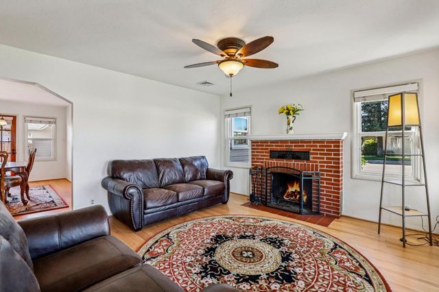 1215 W Walnut St, Lodi, CA 95240