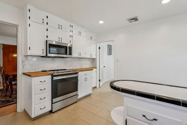 1215 W Walnut St, Lodi, CA 95240