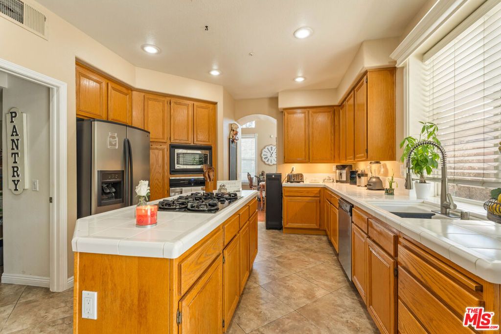 Image 13 of property listing at 14834 Shetland Lane, Fontana, CA 92336