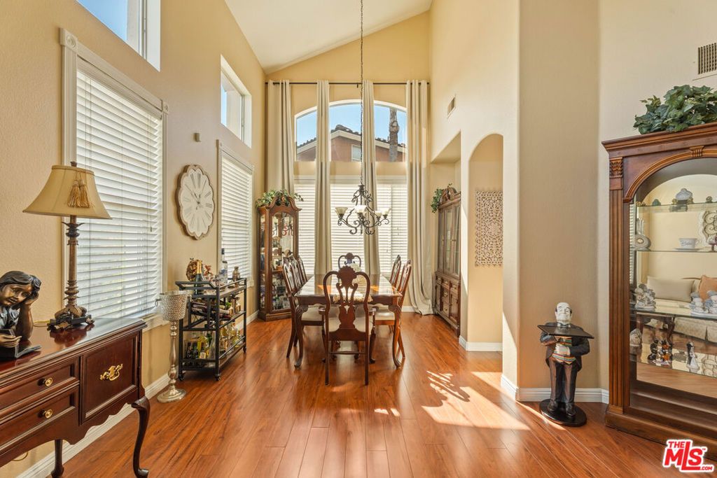 Image 7 of property listing at 14834 Shetland Lane, Fontana, CA 92336