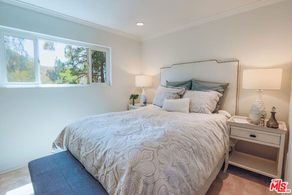 Image 10 of property listing at 6700 Hillpark Drive 204, Los Angeles, CA 90068