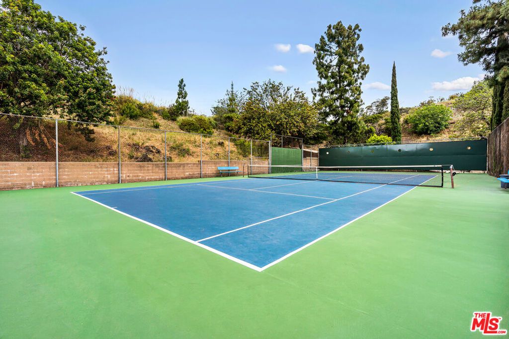 Image 14 of property listing at 6700 Hillpark Drive 204, Los Angeles, CA 90068