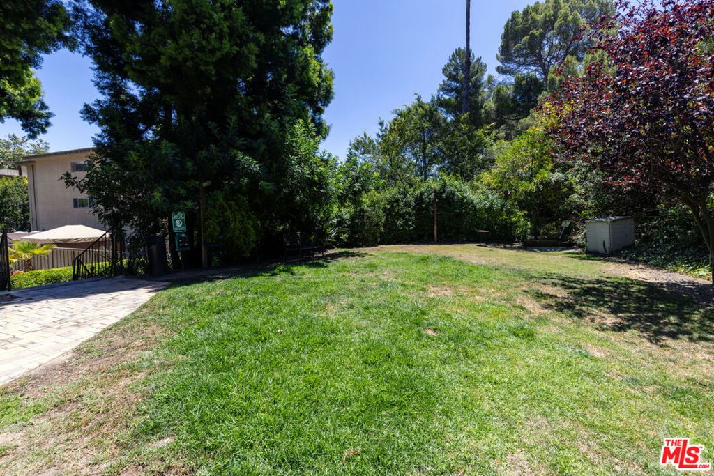 Image 23 of property listing at 6700 Hillpark Drive 204, Los Angeles, CA 90068