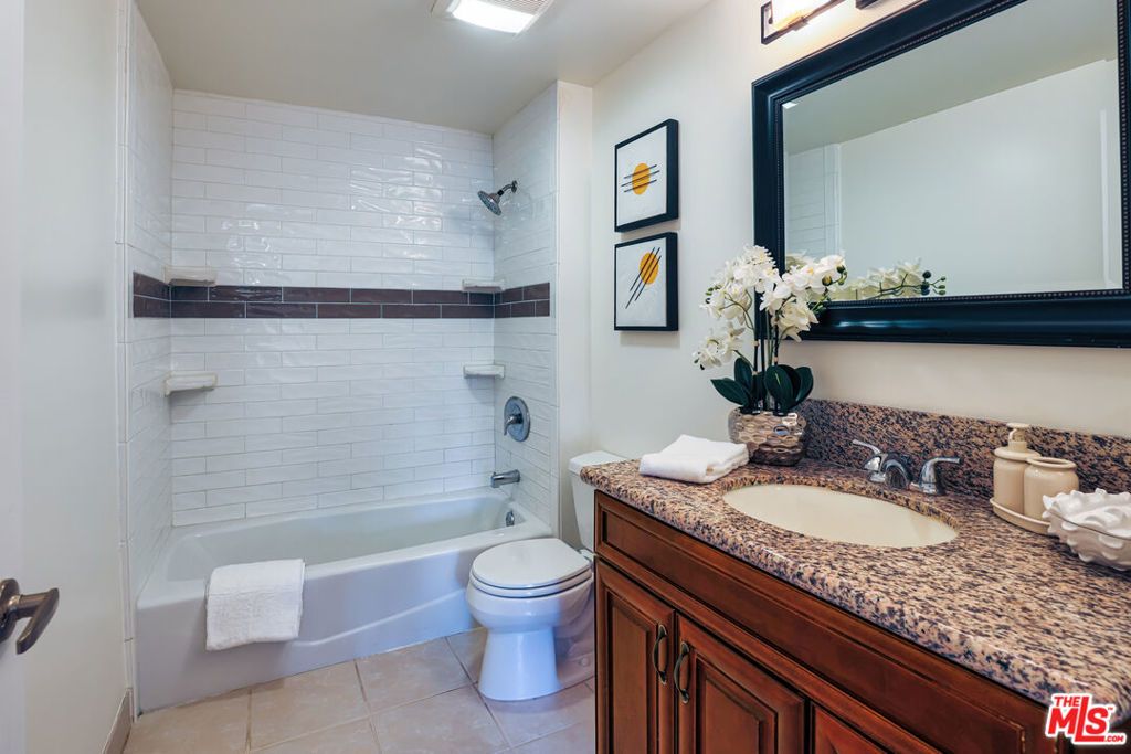 Image 8 of property listing at 6700 Hillpark Drive 204, Los Angeles, CA 90068