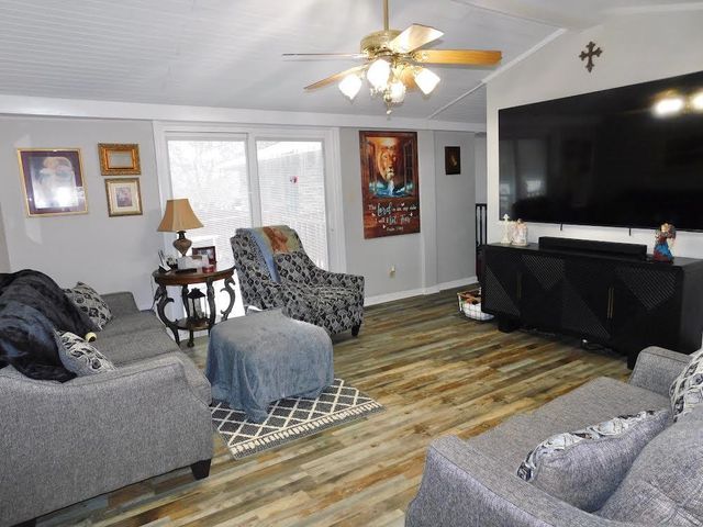 2035 Doe Creek Road, Irvine, KY 40336