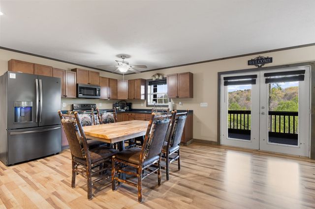 152 Cowboy Way, Mineral Bluff, GA 30559