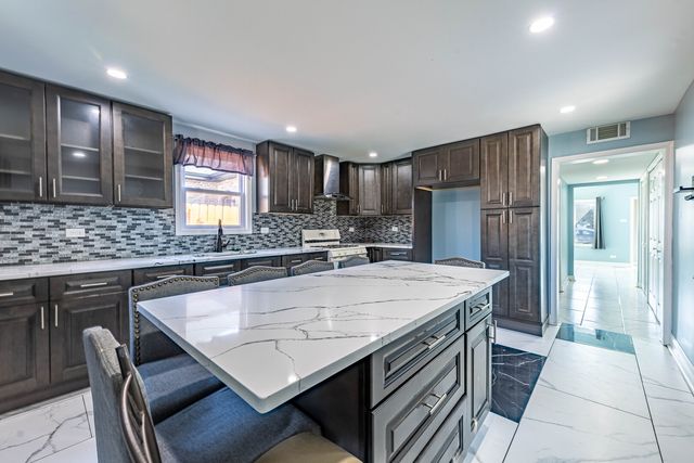 7740 Laramie Avenue, Burbank, IL 60459