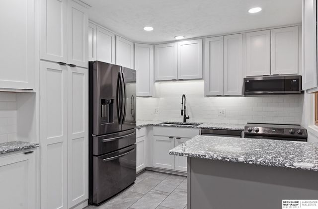 7026 N 65th Street, Omaha, NE 68152