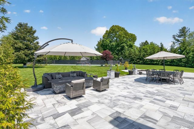 4 Cropley Court, Melville, NY 11747