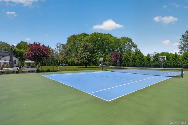 4 Cropley Court, Melville, NY 11747
