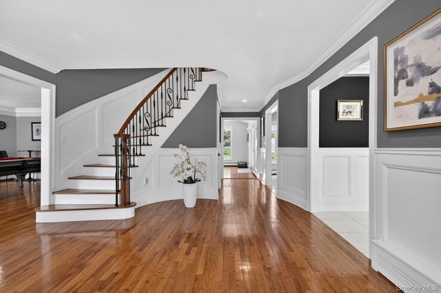 4 Cropley Court, Melville, NY 11747