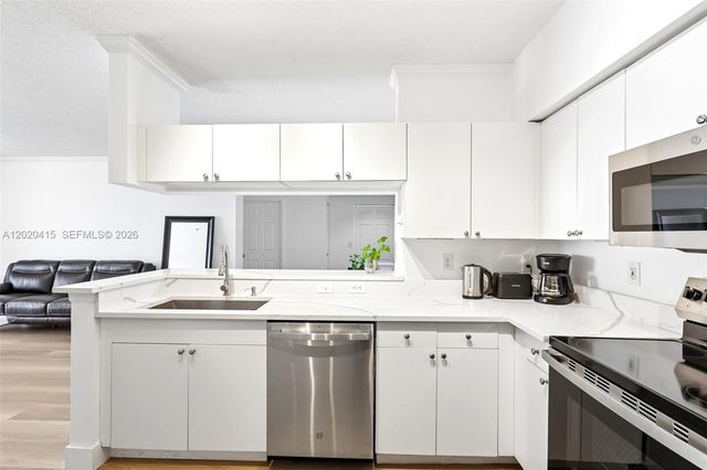 17150 N Bay Road 2808, Sunny Isles Beach, FL 33160