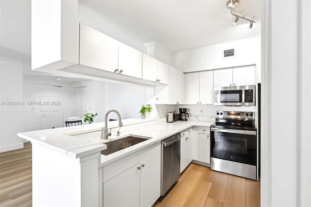 17150 N Bay Road 2808, Sunny Isles Beach, FL 33160