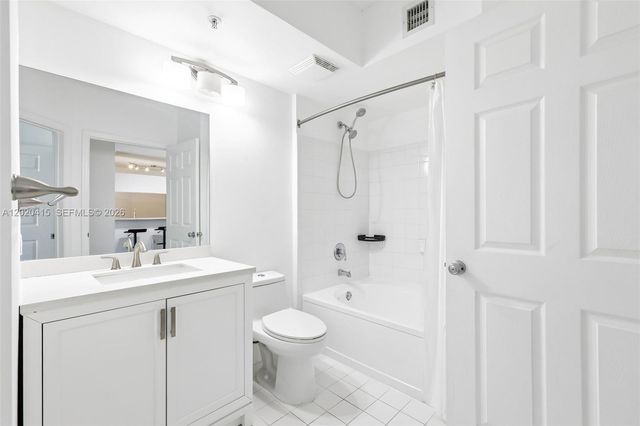 17150 N Bay Road 2808, Sunny Isles Beach, FL 33160