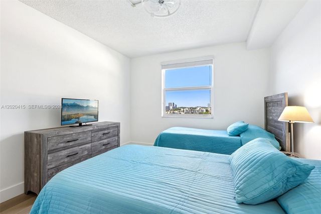 17150 N Bay Road 2808, Sunny Isles Beach, FL 33160