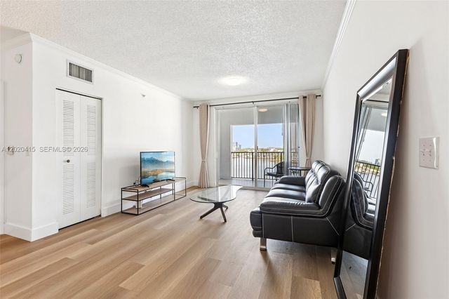 17150 N Bay Road 2808, Sunny Isles Beach, FL 33160