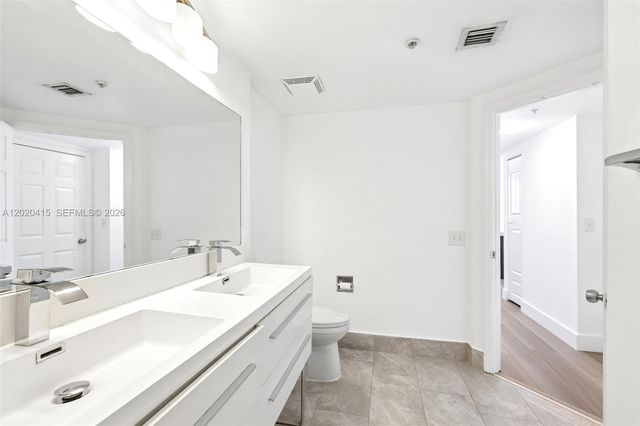 17150 N Bay Road 2808, Sunny Isles Beach, FL 33160