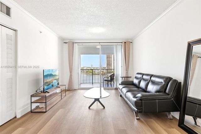 17150 N Bay Road 2808, Sunny Isles Beach, FL 33160