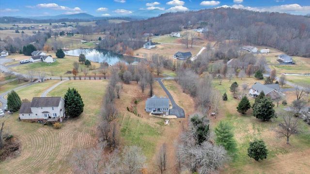 1074 Blueberry Hill CT, Vinton, VA 24179