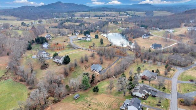 1074 Blueberry Hill CT, Vinton, VA 24179