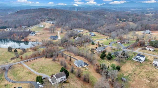 1074 Blueberry Hill CT, Vinton, VA 24179