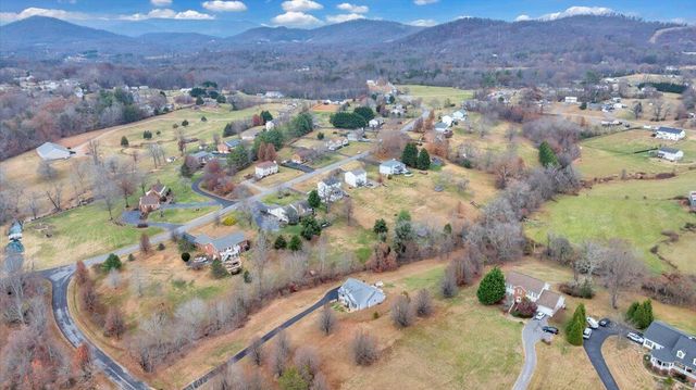 1074 Blueberry Hill CT, Vinton, VA 24179