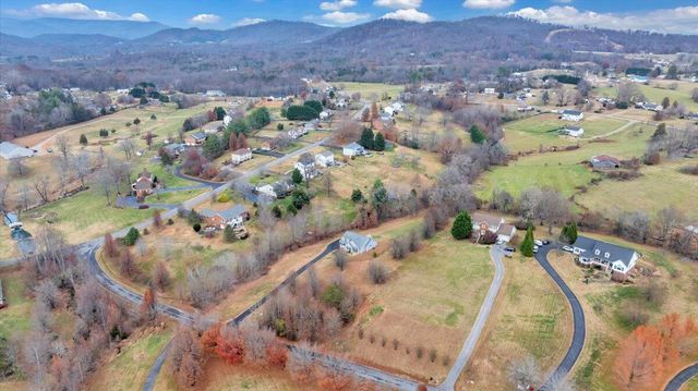 1074 Blueberry Hill CT, Vinton, VA 24179