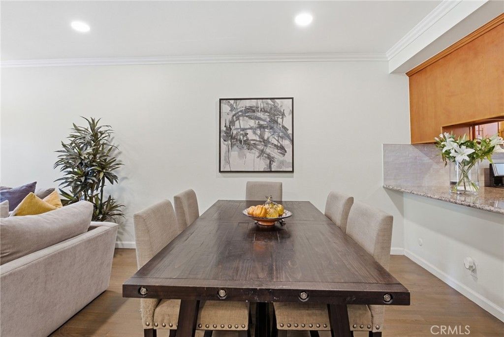 729 S Hobart Boulevard 11, Los Angeles, CA 90005 — photo 2