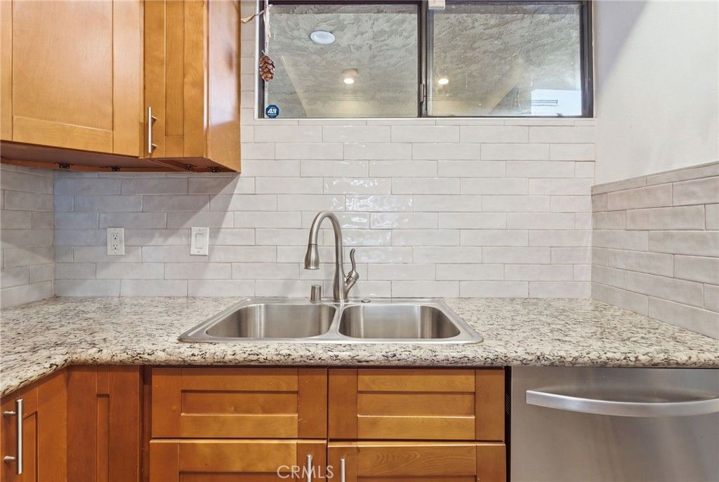729 S Hobart Boulevard 11, Los Angeles, CA 90005 — photo 5