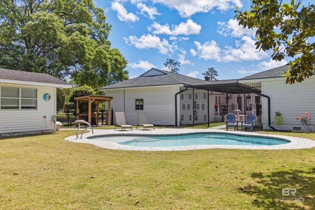 302 W Satsuma Avenue, Foley, AL 36535